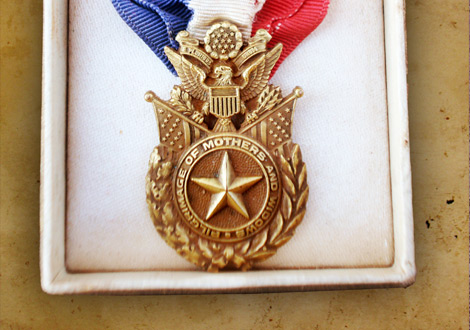 Gold Star Mother' Badge